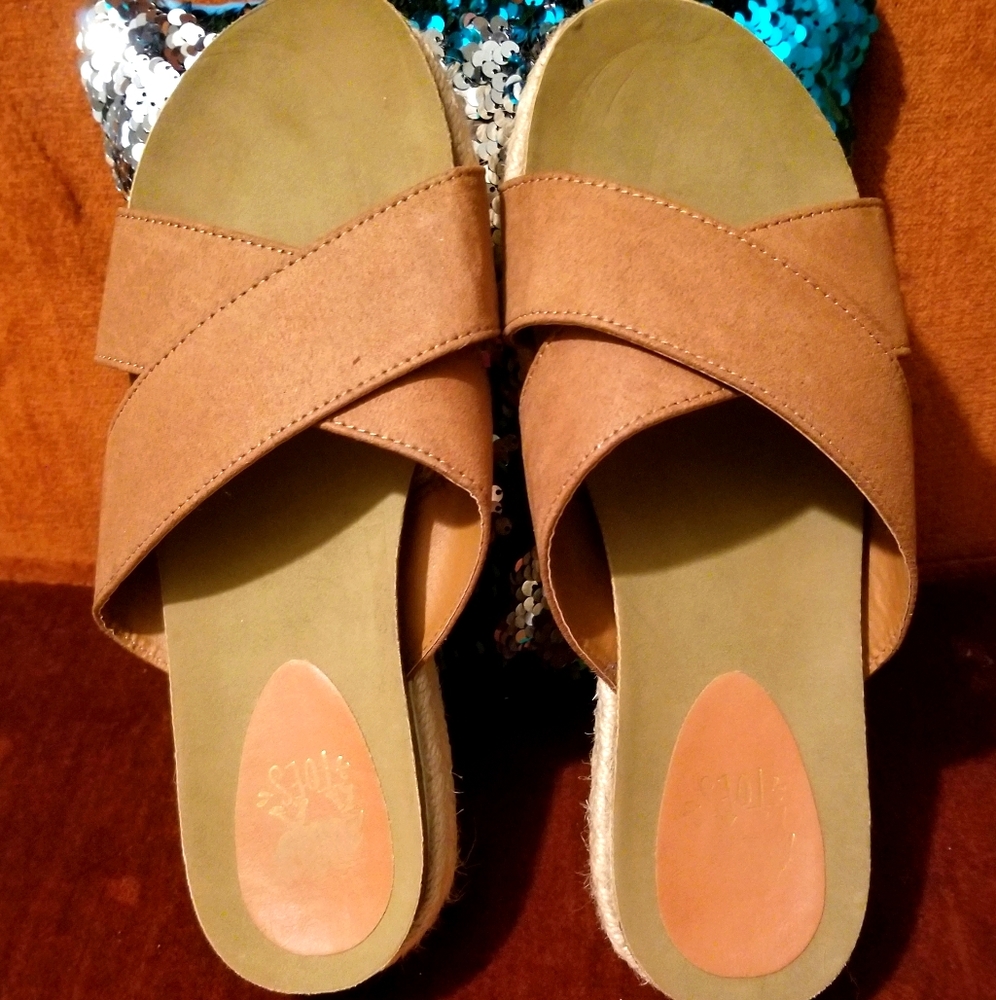 Gently Worn Camel Toes Slides Sz 8.5 No defects